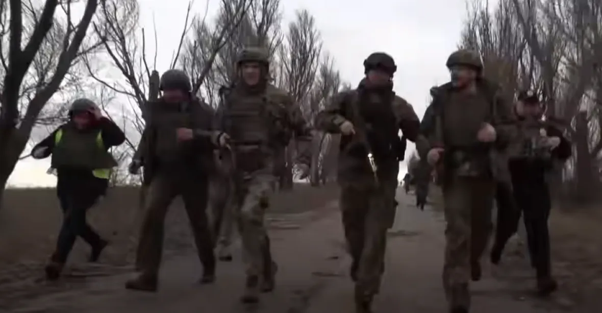 VIDEO: Ministr vnitra pod palbou. Ukrajinská delegace utíkala před ostřelováním na Donbasu