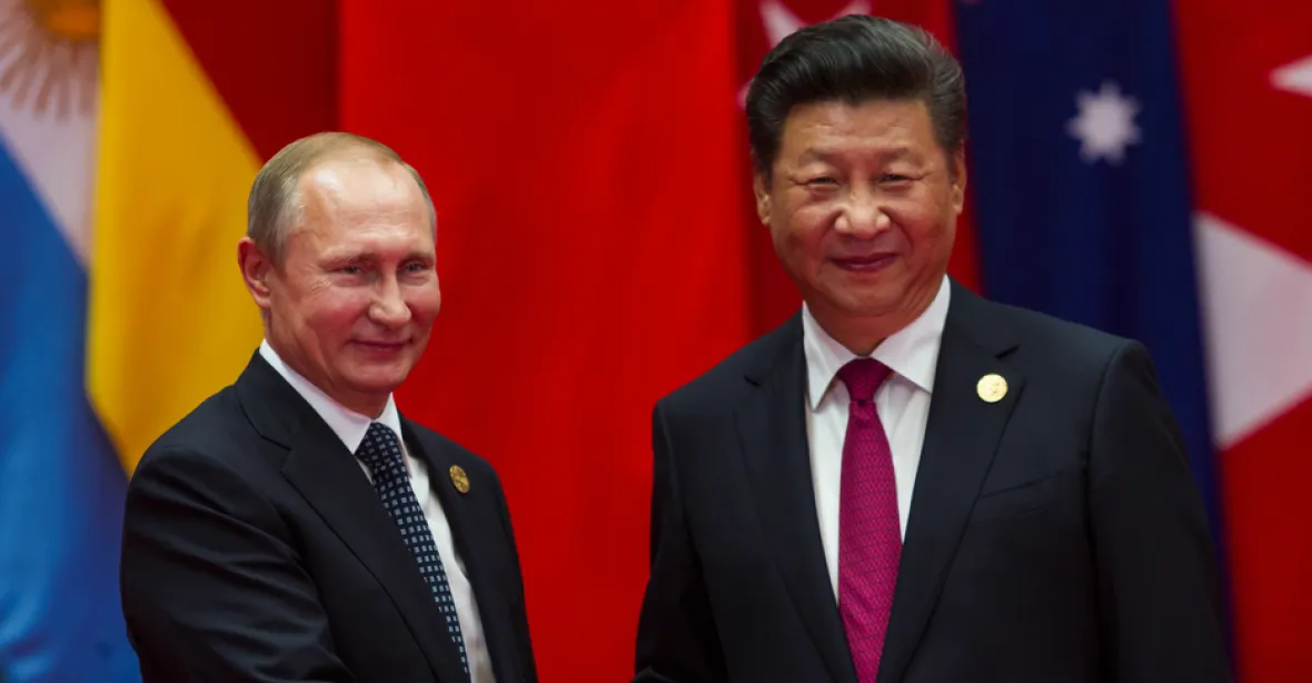 Čína se vyslovila proti sankcím uvaleným na Rusko. Obvinila USA, že „zveličují hrozbu války“
