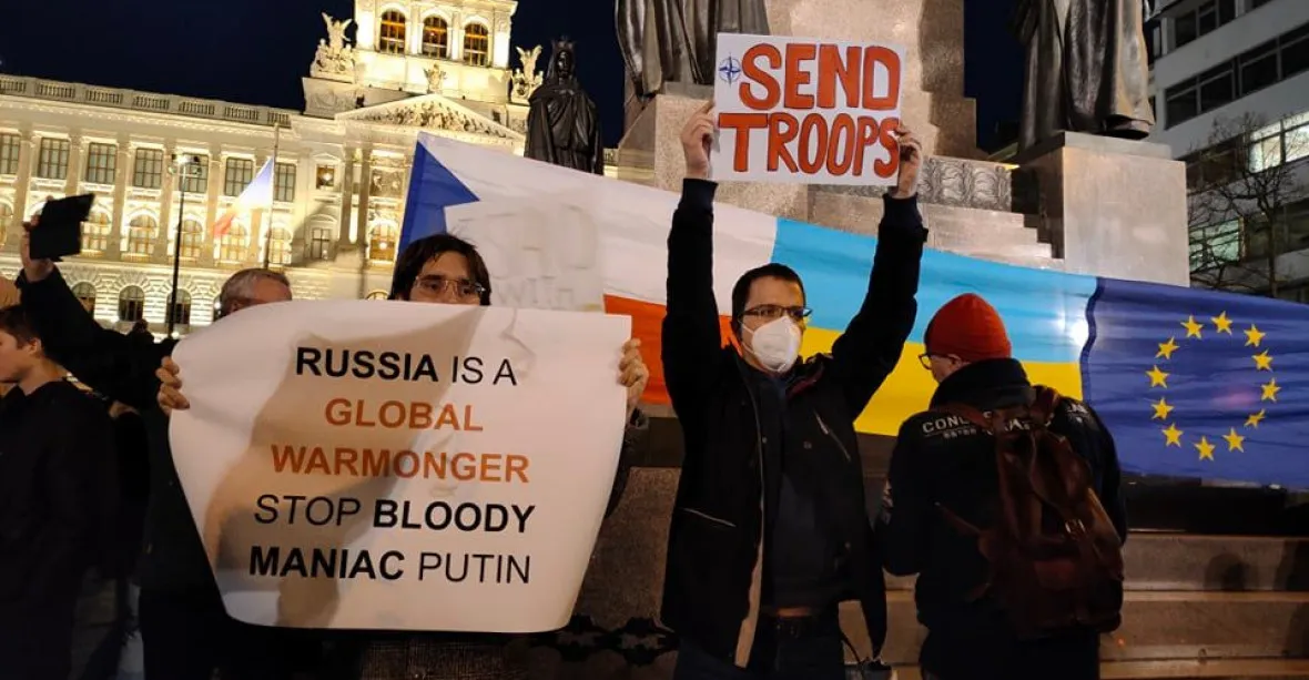 OBRAZEM: Protesty v Česku. Stovky lidí demonstrují proti ruské agresi