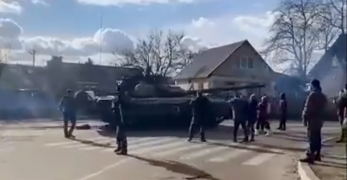 VIDEO: Ukrajinci se snaží zastavit ruský tank holýma rukama