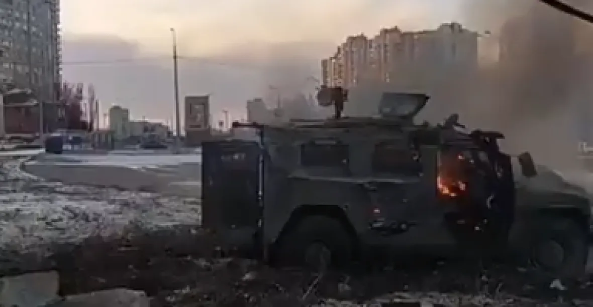 VIDEO: Rusové pronikli do Charkova. „Střílejte na ně z oken, házejte Molotovovy koktejly“