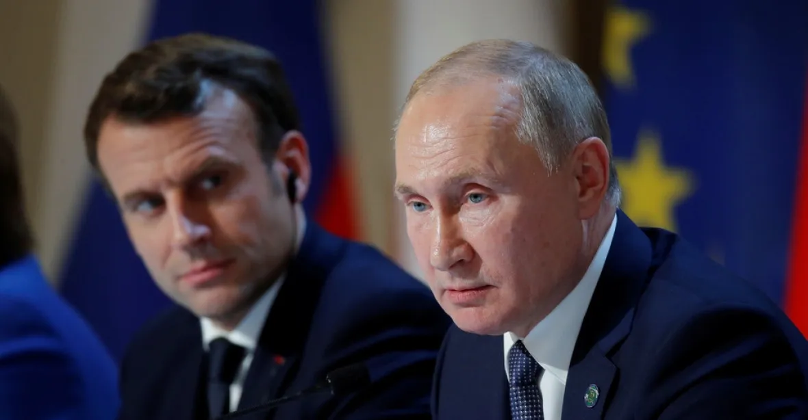 Putin chce Krym a neutralitu Ukrajiny, řekl to při dalším telefonátu s Macronem