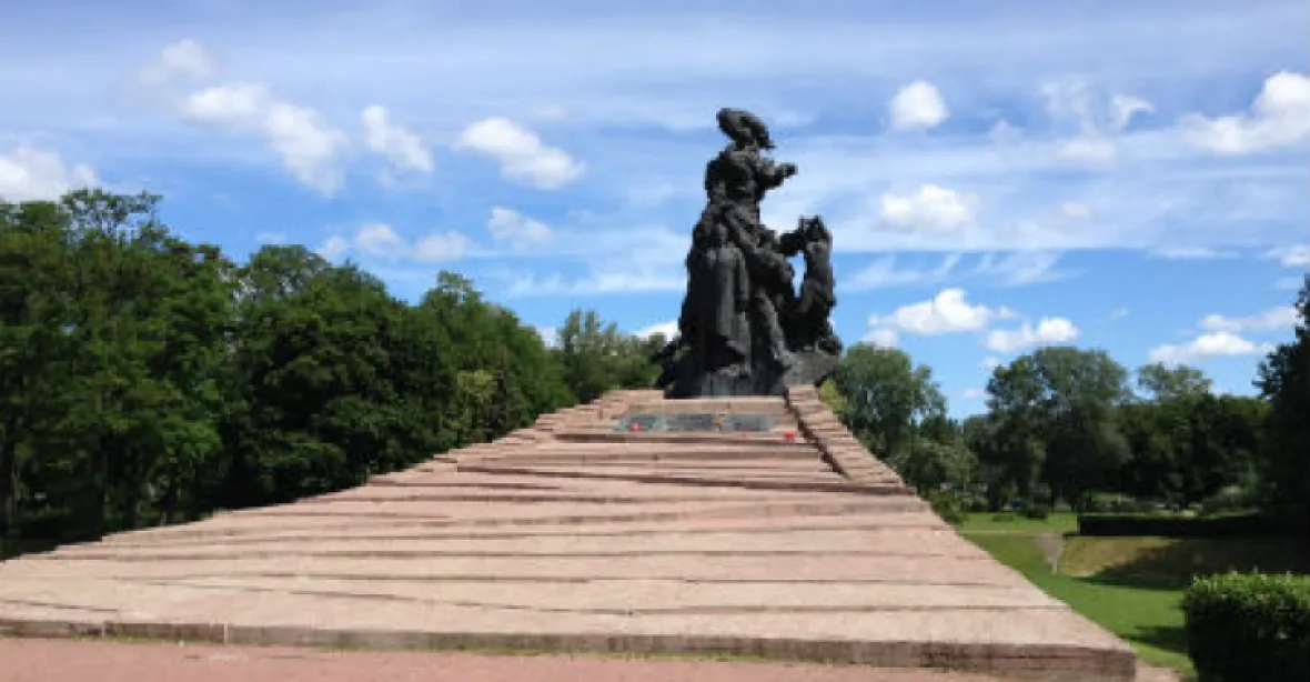 VIDEO: Rusové zničili památník nacistického masakru. „Historie se opakuje,“ řekl Zelenskyj
