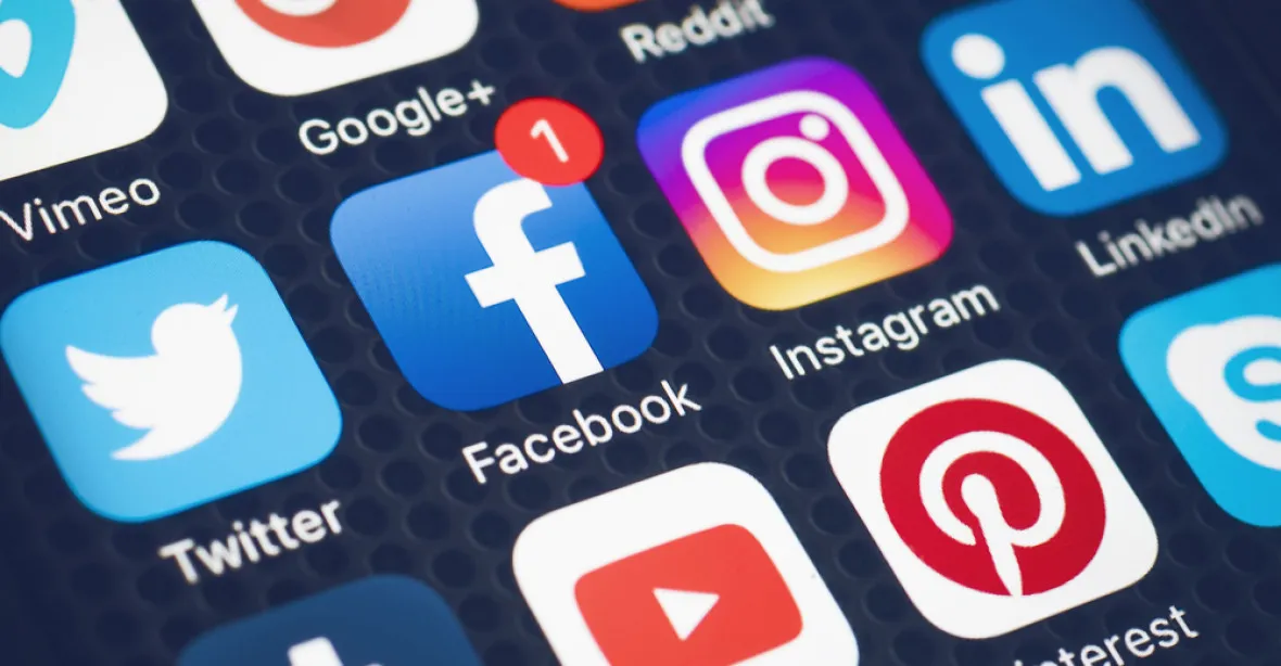 Sociální sítě vstoupily do války. Facebook, YouTube a další omezily ruská média