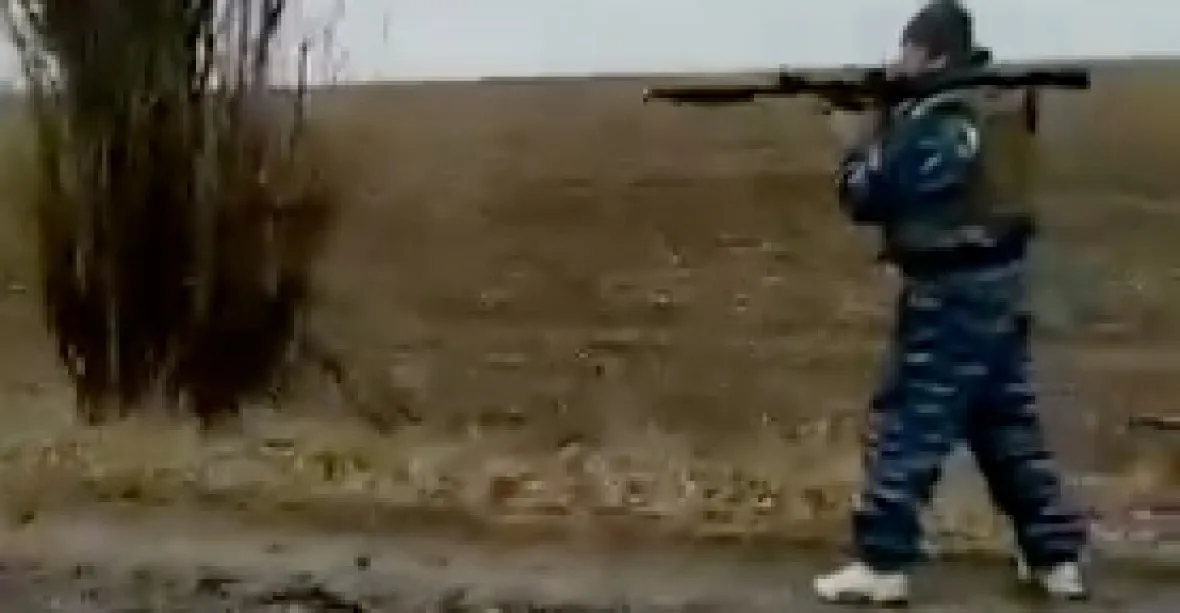 VIDEO: Sláva Ukrajině! Muž odpálil granátometem ruský náklaďák