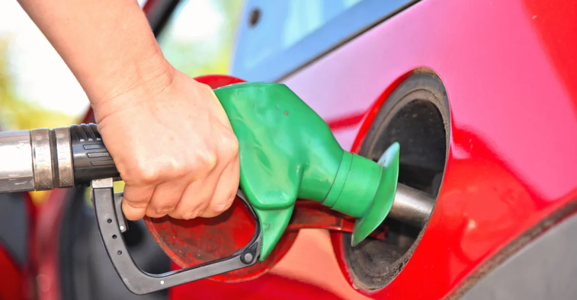 Ceny pohonných hmot v Česku dál prudce rostou. Natural v průměru stojí 43 korun