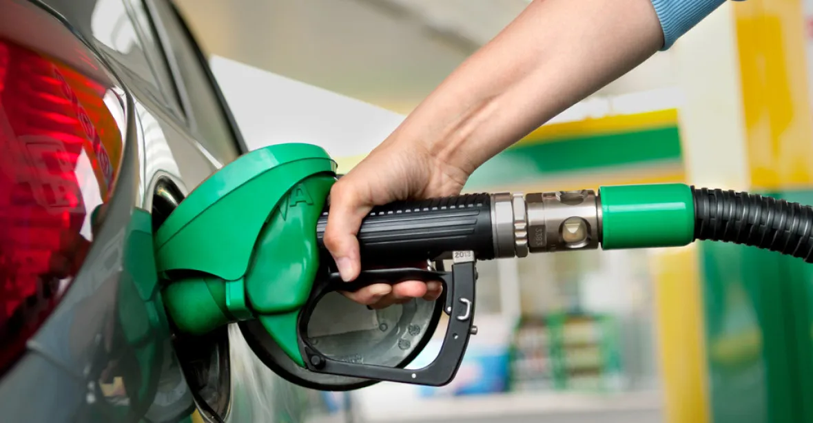 Růst cen benzínu a nafty se zastavil. Kontroly se mají zaměřit na marže pumpařů