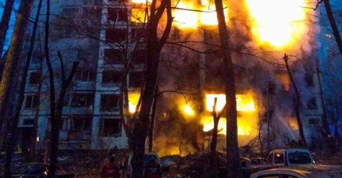 ONLINE: Kyjevem se v noci ozývaly výbuchy. Obytný věžák zasáhla raketa