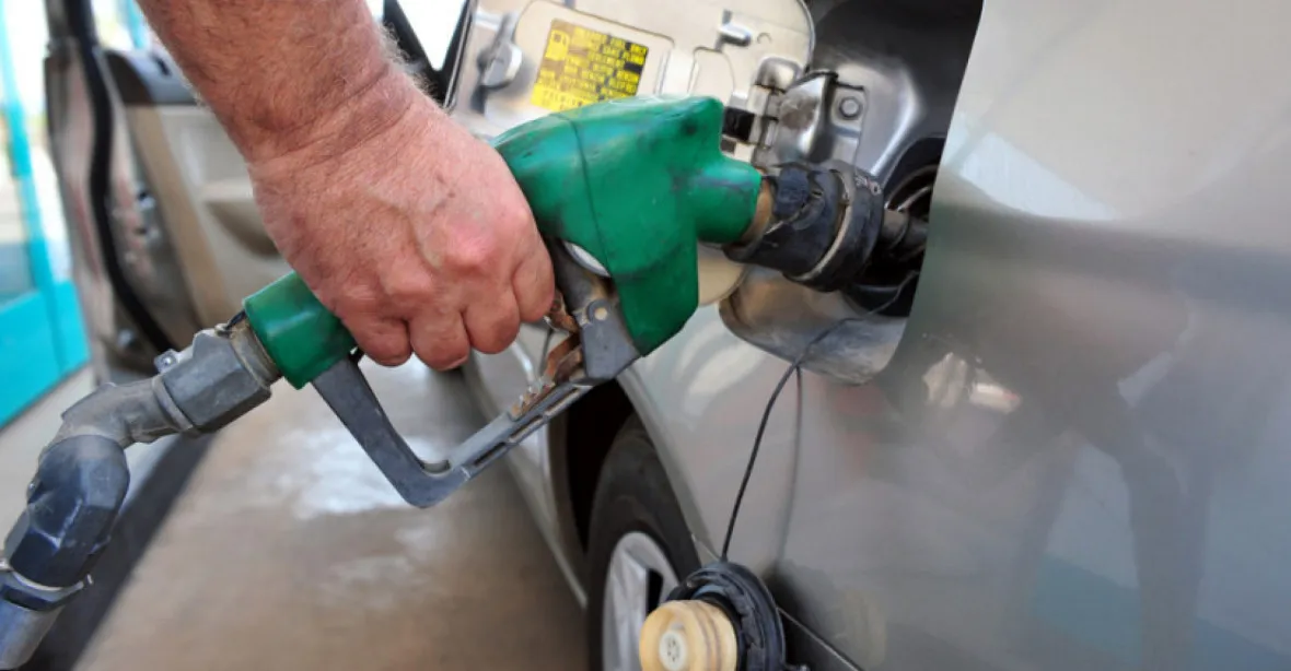 Cena benzinu i nafty letí po zdražování dolů. Vše řeší trh místo zastropování cen