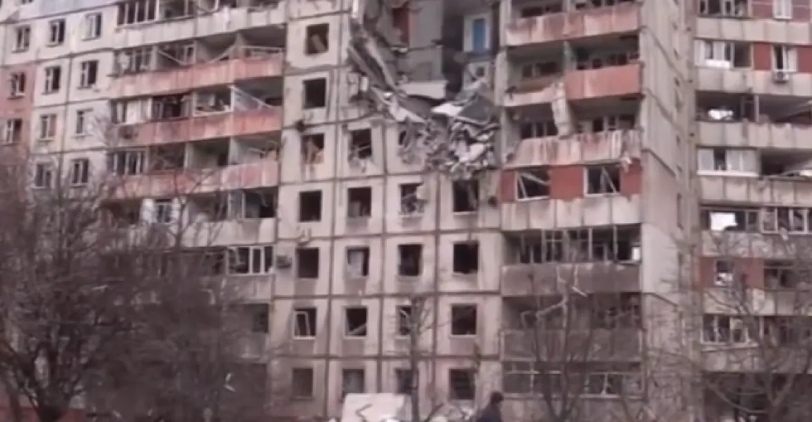 Ruská armáda v Mariupolu bombardovala školu, kde se ukrývalo 400 lidí, uvedla radnice