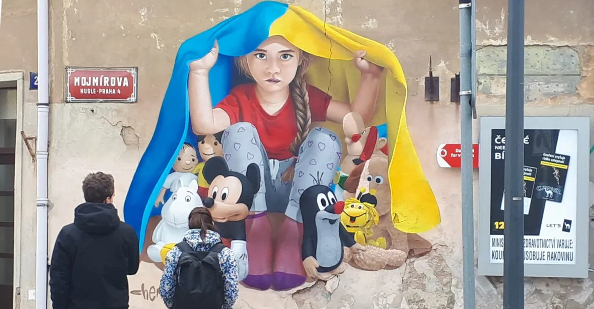 Nová pražská atrakce. Holčička ukrytá pod vlajkou burcuje proti válce na Ukrajině