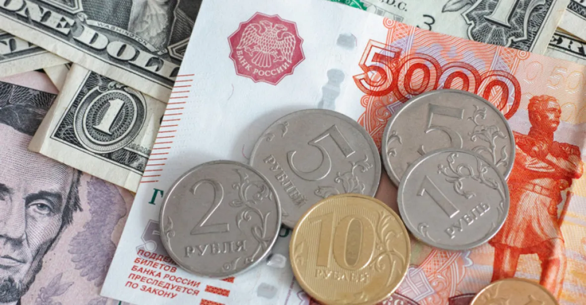 Platba v rublech za plyn a ropu ukazuje, že Rusům docházejí devizy. Dopadnout to může i na Čechy