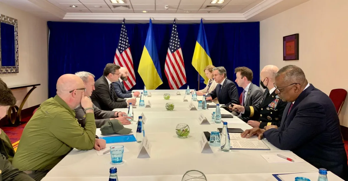 „Máme příslib obranné spolupráce.“ Ukrajinští ministři přijeli za Američany do Varšavy