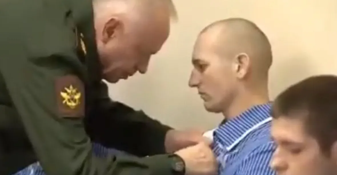VIDEO: Za zničený život medaile. V televizi ukázali zmrzačené ruské vojáky
