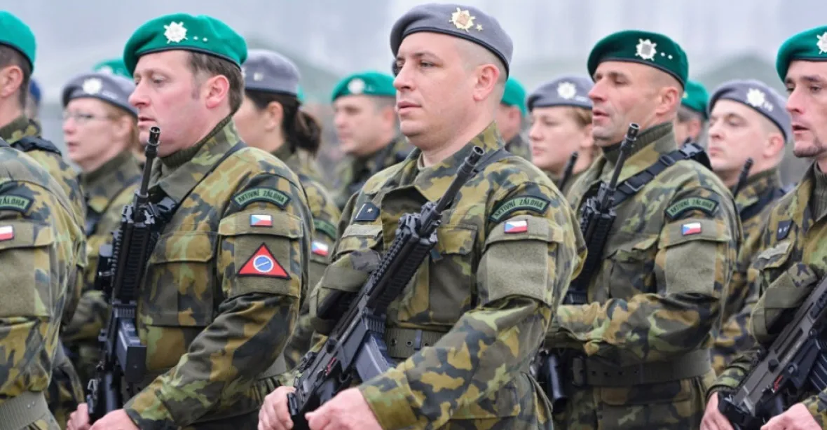 Česko zrychluje zbrojení. Armáda by při invazi přežila maximálně týdny