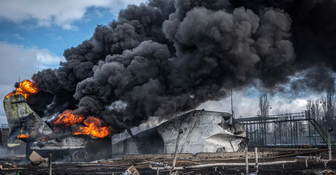 Rusko v noci v bombardovalo ropný sklad v Dnipru i skladiště Červeného kříže