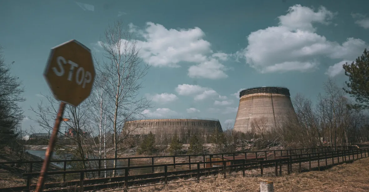 „Ozáření“ Rusové se stahují z Černobylu. Hloubili prý zákopy v radioaktivním lese