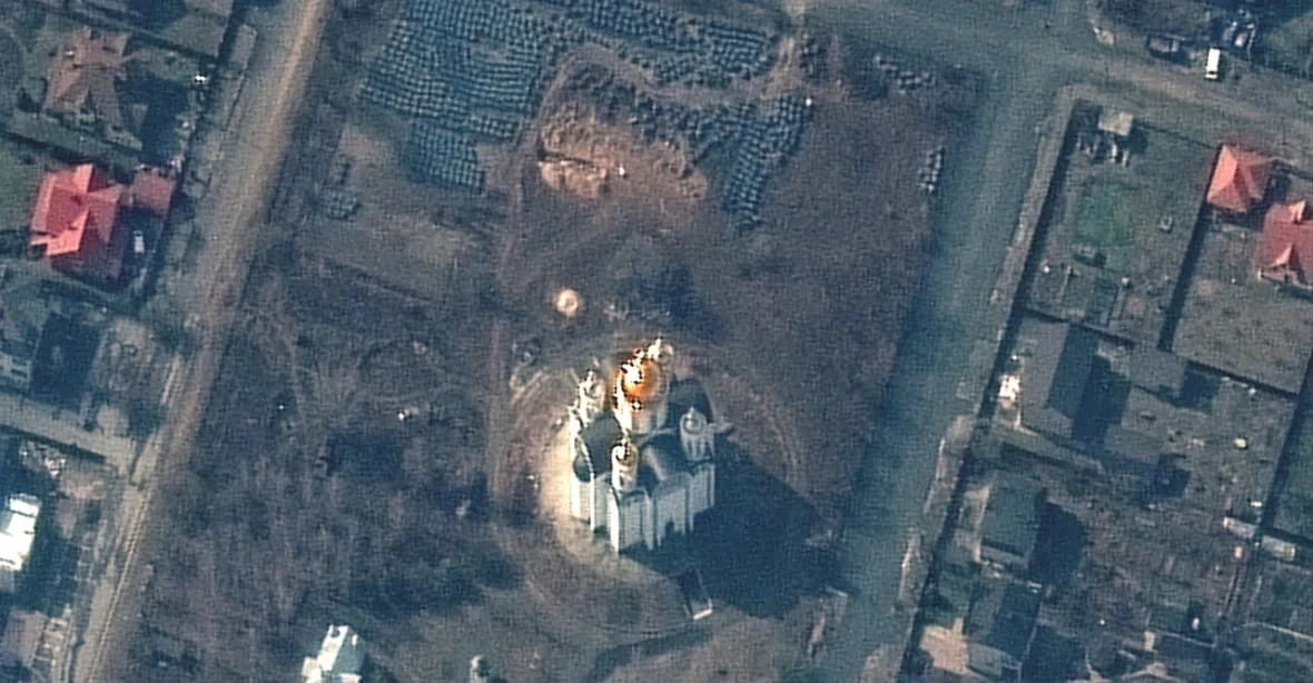 Masový hrob v Buče zachytil i satelit. Rusko přitom mluví o ukrajinské provokaci