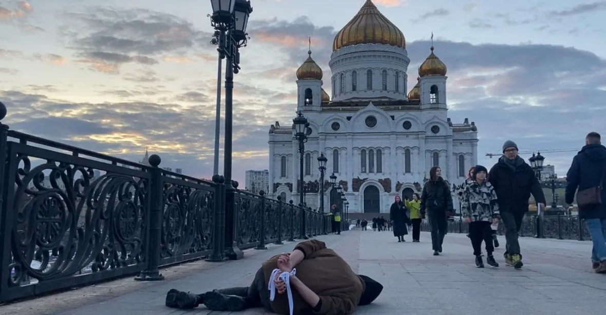 Barva krve zmizela z ruské vlajky. Kreml chce zakázat symbol protestů