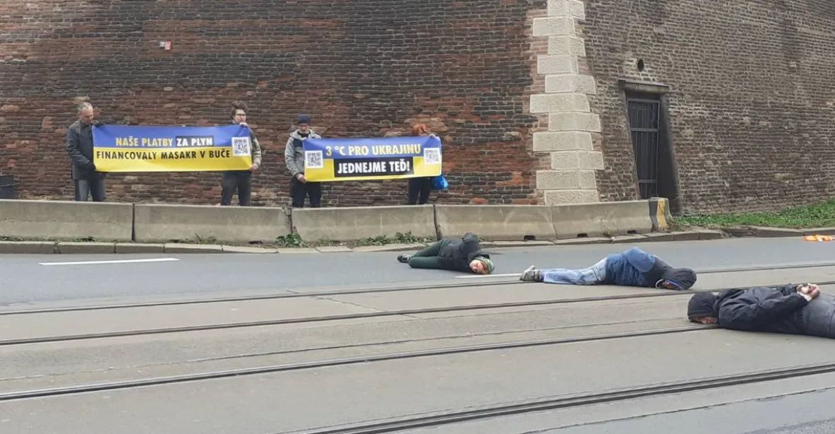 Nová taktika aktivistů za klima. Blokují dopravu v Praze a ohánějí se Ukrajinou