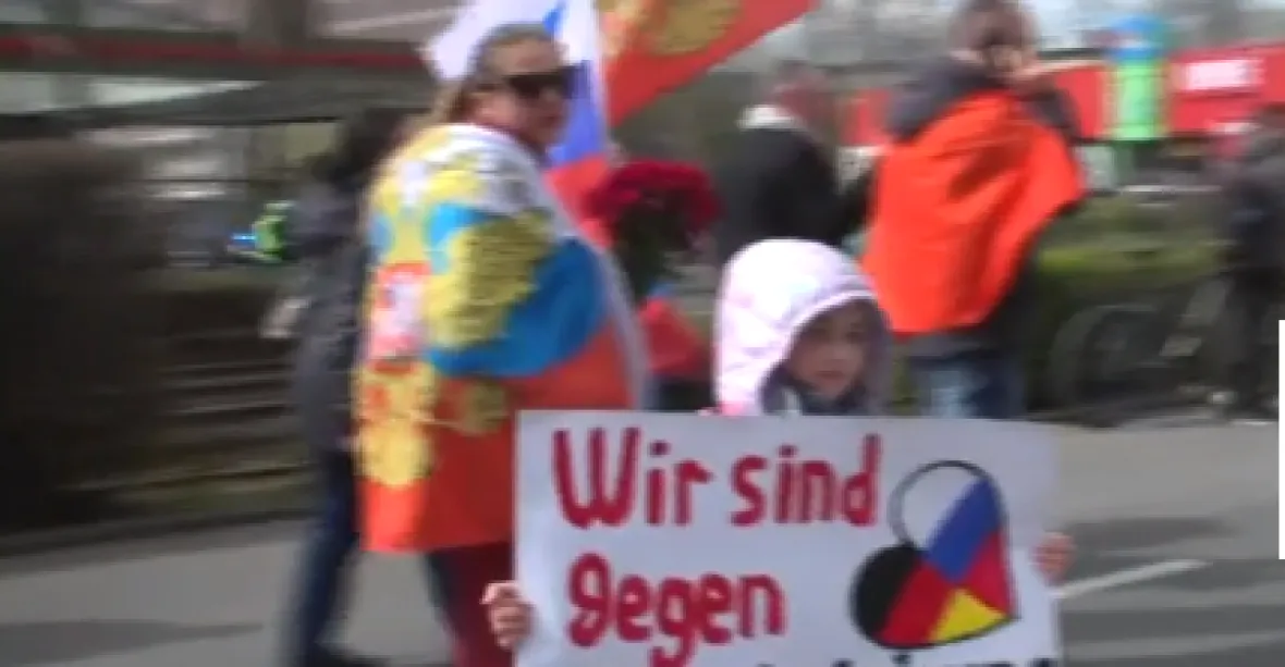 Rusové v Německu protestovali proti diskriminaci. Střetli se s odpůrci invaze