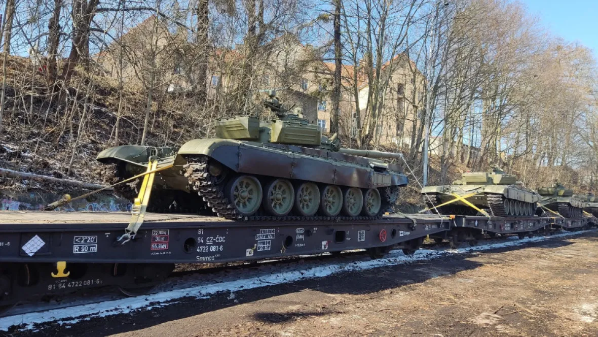 Uniklé fotografie tanků T-72 čekajících na transport.