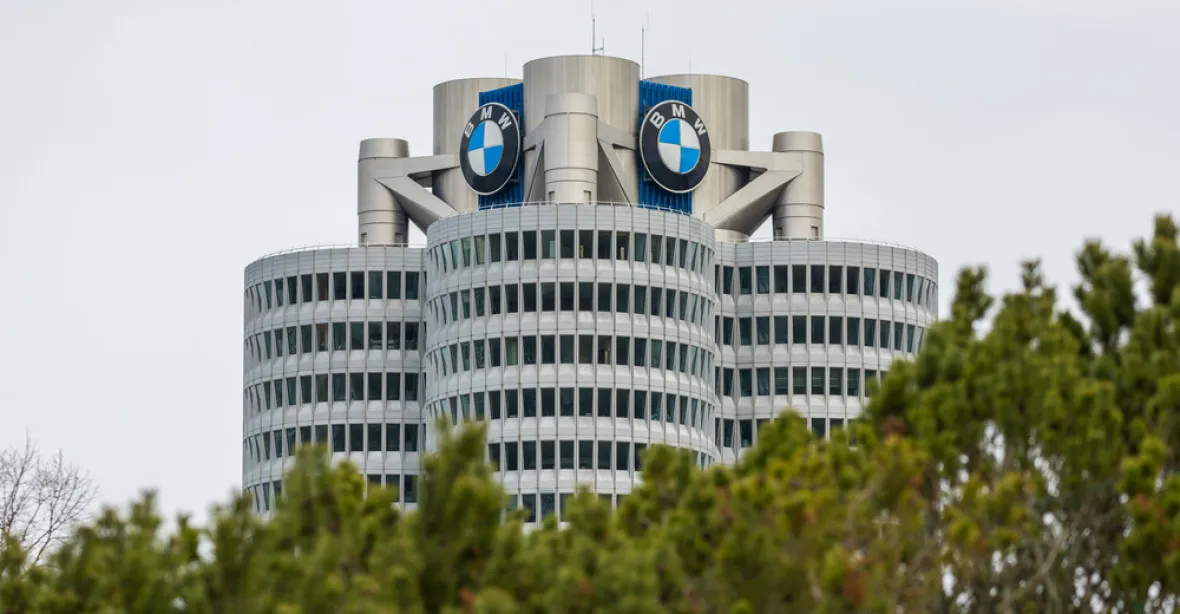 Šéf BMW varuje před elektromobily. „Zvyšují závislost na Číně,“ říká