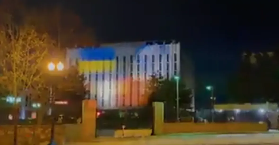 VIDEO: Bitva o Washington. Na zdech ruské ambasády se objevila ukrajinská vlajka