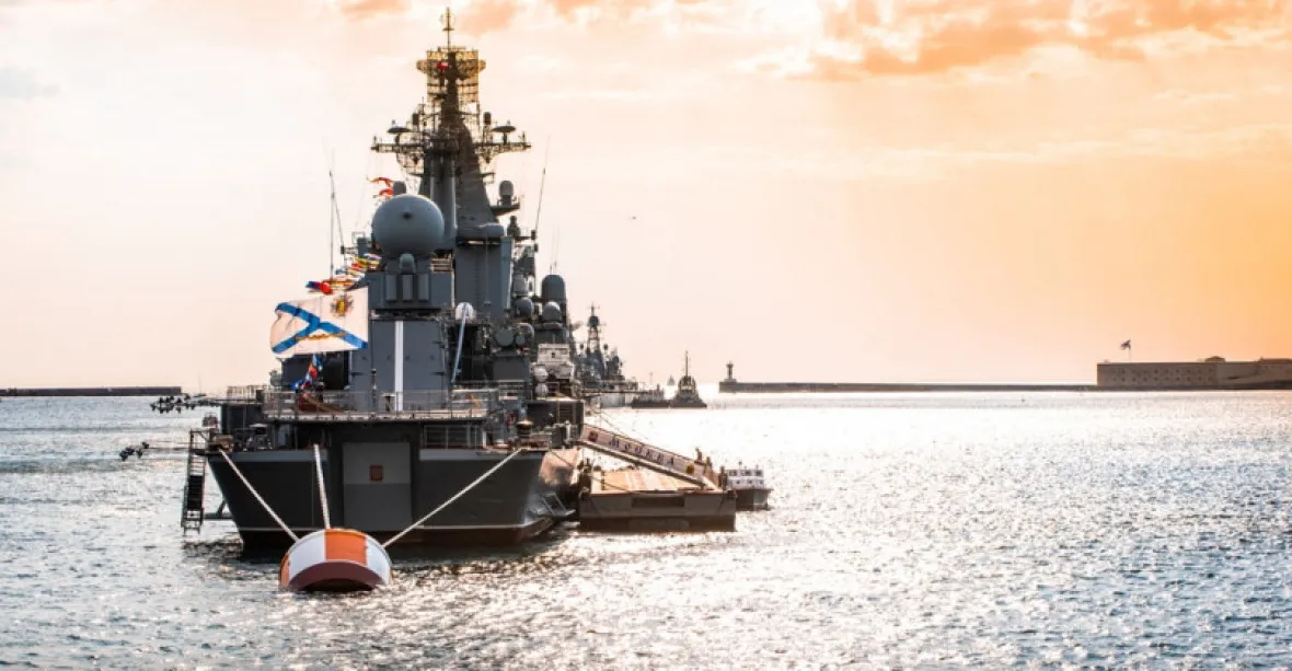 „Celá posádka“ potopeného křižníku byla evakuována, píše TASS. Kyjev tvrdí opak