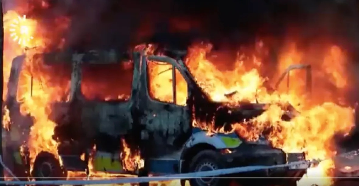 Švédsko v ohni nepokojů. Spálení koránu a hořící policejní dodávky v ulicích