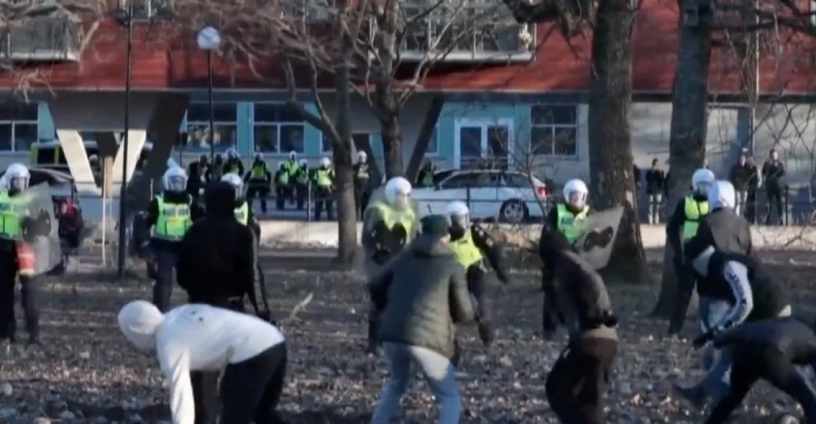 Násilné útoky migrantů ve Švédsku se nyní zaměřují na policii, míní bezpečnostní složky