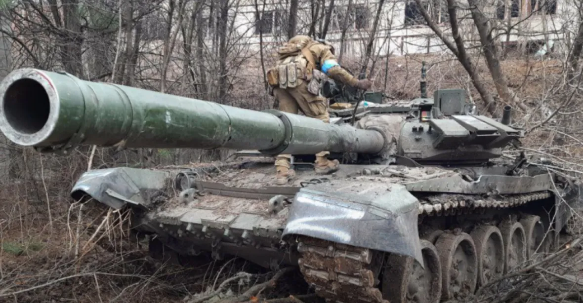 Válečná kořist. Rusko se chlubí opravnou ukrajinské techniky jen 20 km od fronty