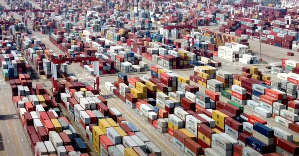Stovky lodí čekají před přístavem v Šanghaji. Přísný lockdown zastavil i zásilky z Česka