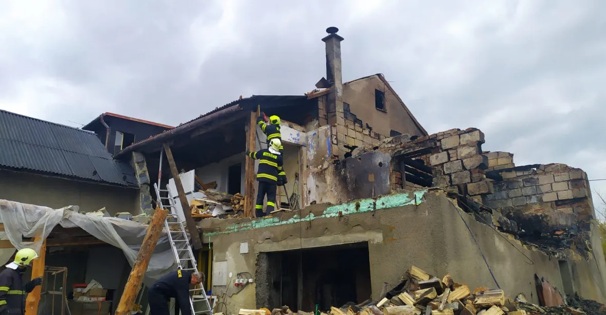 Tři mrtvé děti a žena po výbuchu domu na Vsetínsku. Policie to vyšetřuje jako vraždu