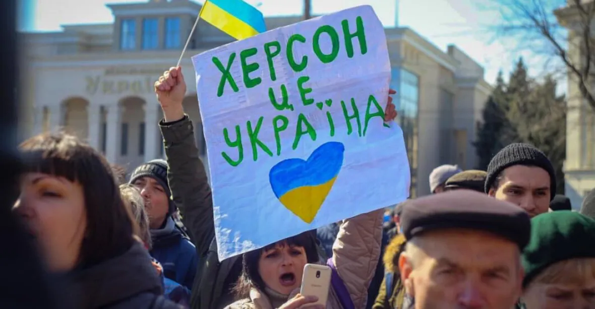 Rusové obsadili radnici v ovládnutém Chersonu, na východě chtějí Ukrajince obklíčit
