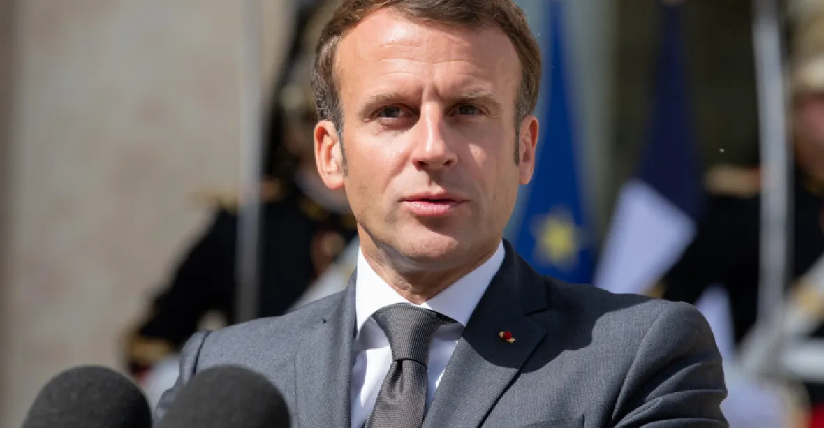 Macron znovu telefonuje. Po vítězných volbách posiluje dodávky zbraní Ukrajině