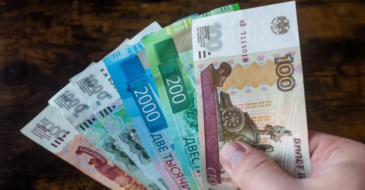 V Chersonu se má od května platit v rublech, tvrdí ruská agentura. Chystá se i referendum