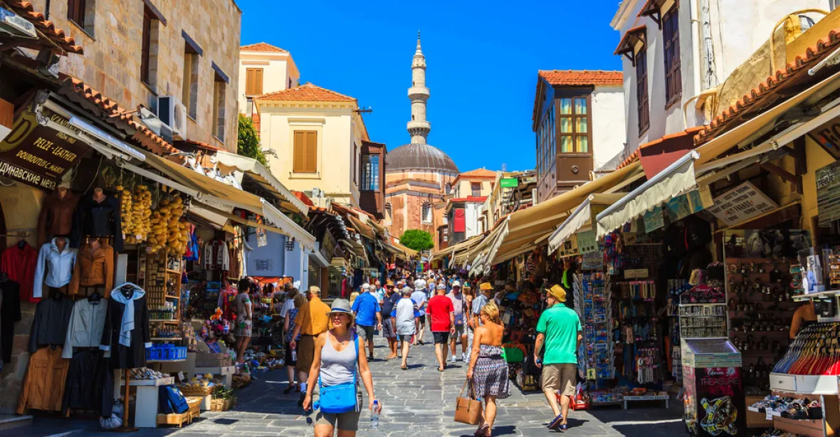 Itálie a Řecko před začátkem turistické sezóny uvolňují covidová opatření