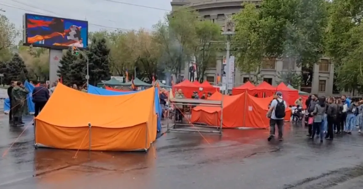 Arménská opozice blokuje centrum Jerevanu kvůli Karabachu i Rusku. Policie zatýká
