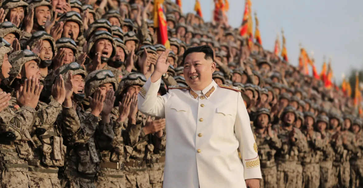 FOTOGALERIE: Kim Čong-un oblékl bílou uniformu, vojáci nadšeně křičeli