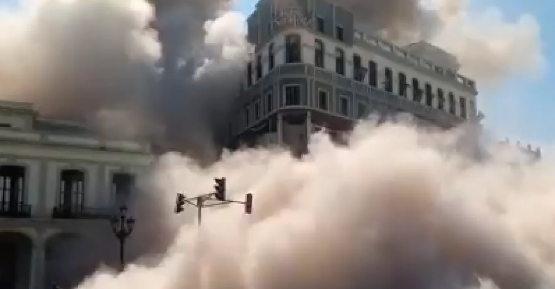 VIDEO: V luxusním hotelu v Havaně došlo k výbuchu. Zahynulo nejméně osm lidí