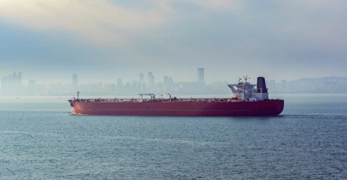 Zákaz vstupu ruských lodí do přístavů EU? Desítky řeckých tankerů připluly na pomoc