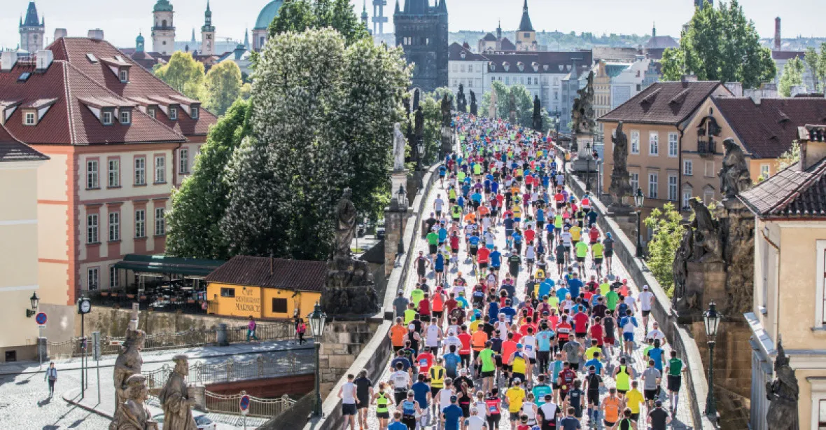 Centrem Prahy dnes poběží maratonci, zastaví dopravu a omezí parkování