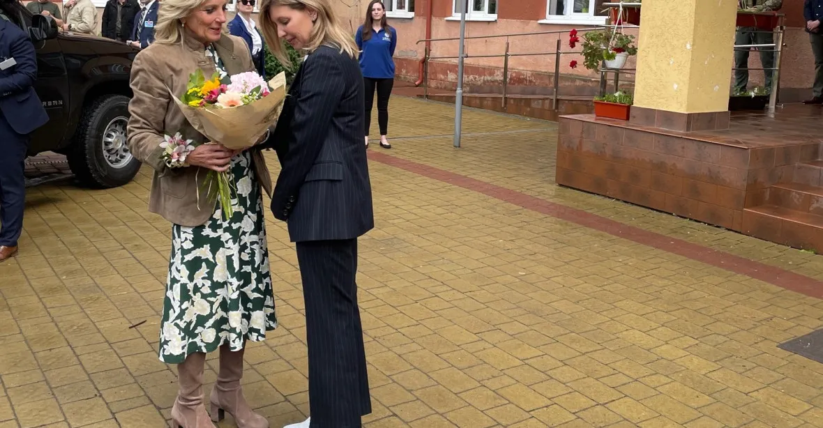 Bidenová nečekaně vyrazila na Ukrajinu, setkala se s ženou Zelenského
