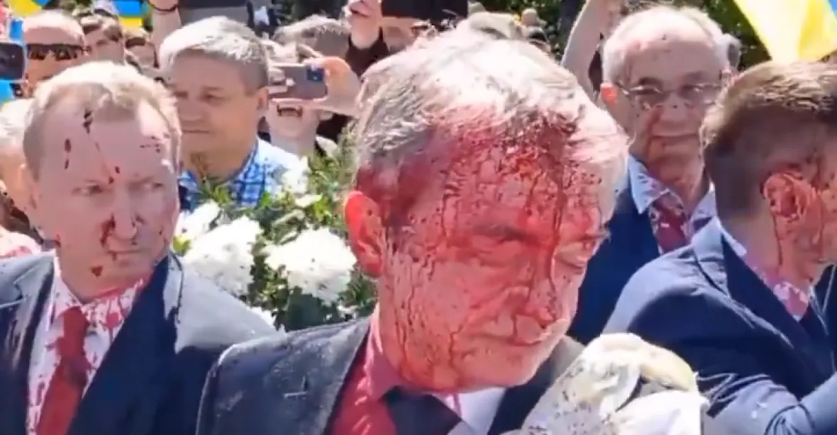 VIDEO: „Fašisté, bandité!“ Poláci polili ruského velvyslance červenou barvou