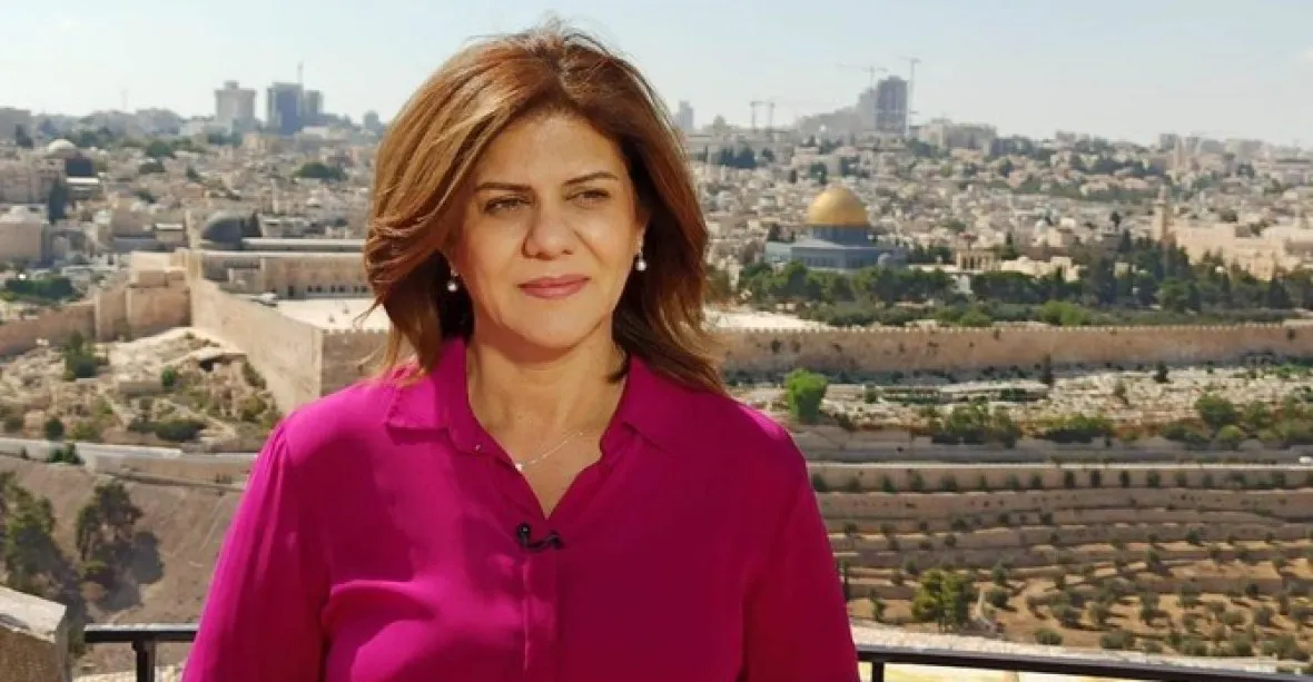 Po palbě v Izraeli zemřela na Západním břehu Jordánu známá reportérka Al-Džazíry