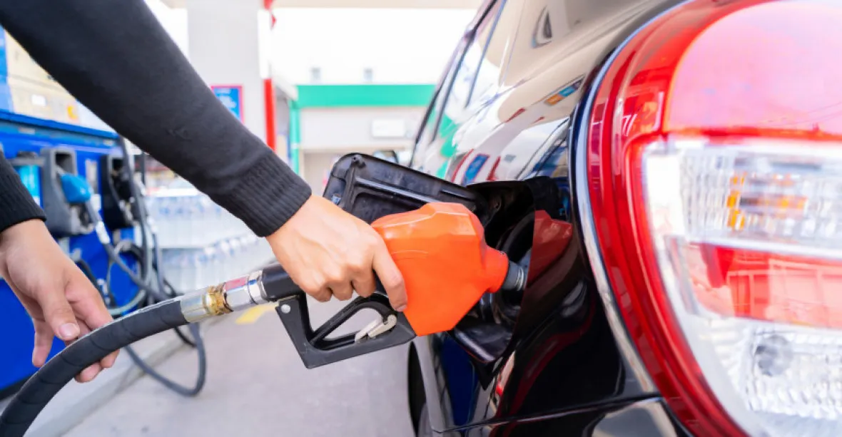 Spotřební daň z nafty a benzinu se na léto sníží o 1,50 korun na litr