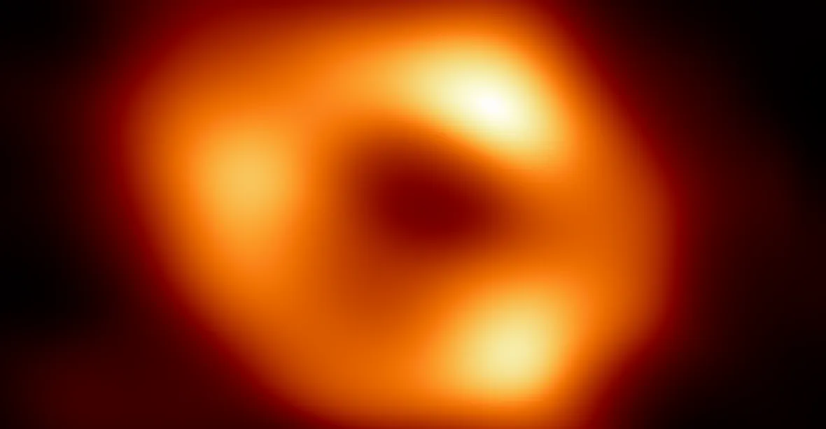 Astronomové zveřejnili první snímek černé díry v centru Mléčné dráhy