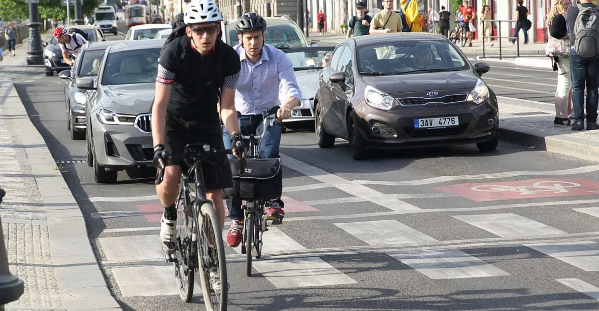 Praha se chlubí dalšími sebevražednými cyklopruhy. „Z kola se stává fetiš,“ říká Pospíšil