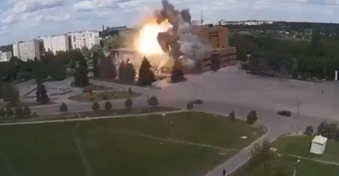 VIDEO: Rusové vyhodili do vzduchu Palác kultury v Charkovské oblasti